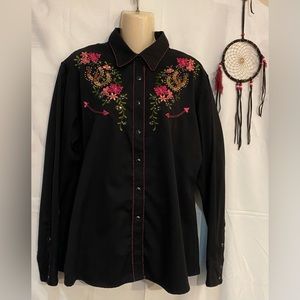 Shyanne women’s floral embroidered western button down shirt. Size XL